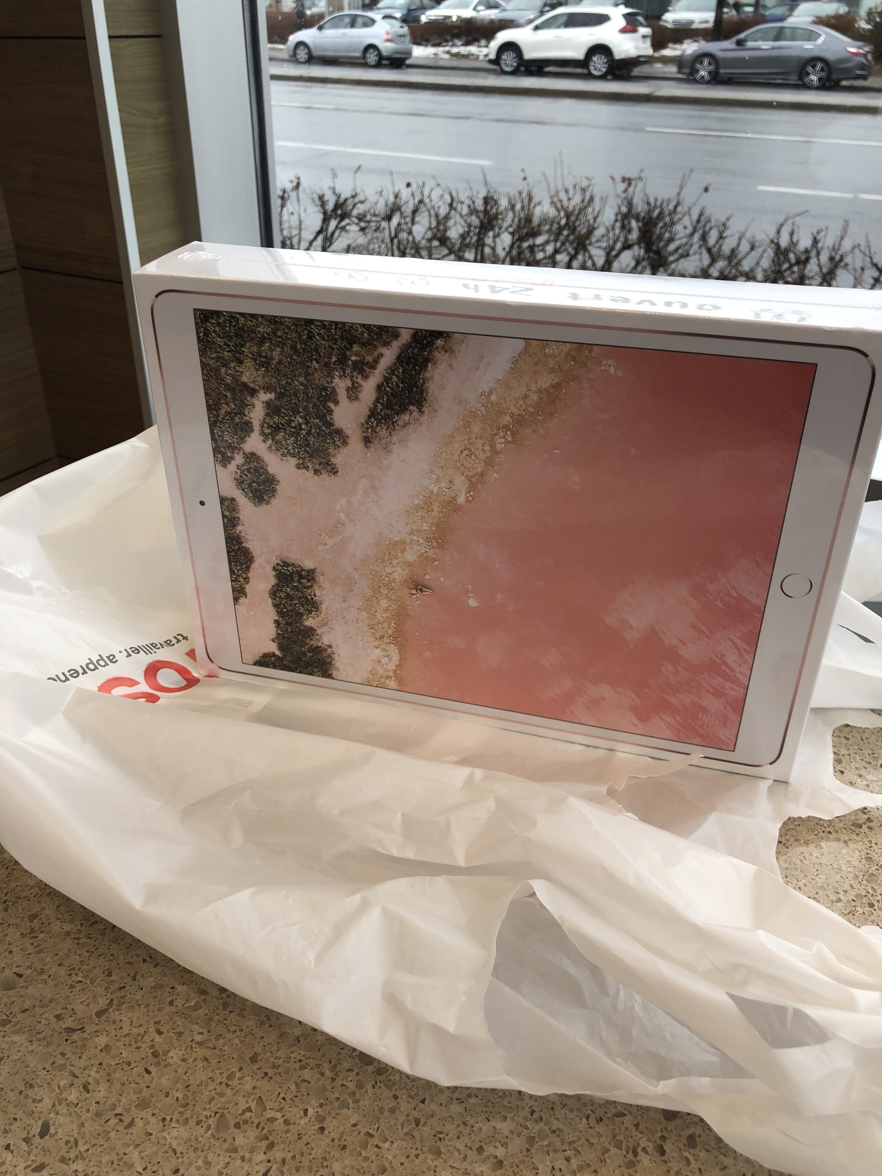 [Staples] iPad Pro 10.5 360.77 / 450.77 (Clearance, YMMV) (Montreal